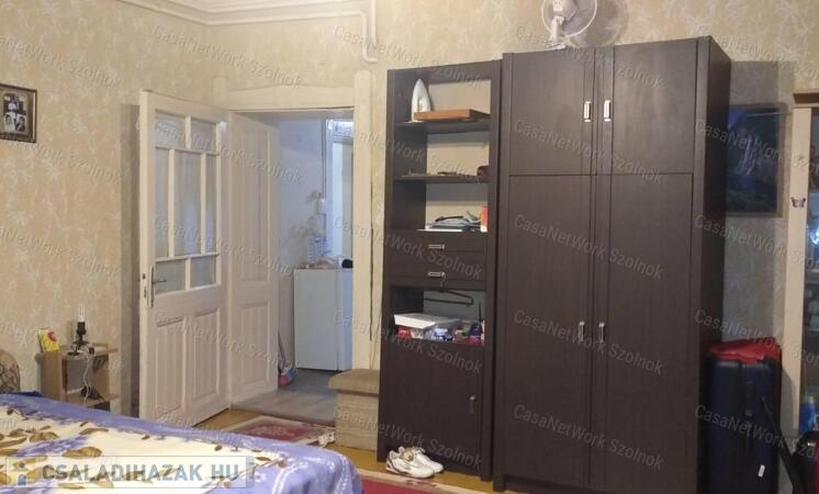 Tiszaföldváron központban eladó kertes családi ház!                                 