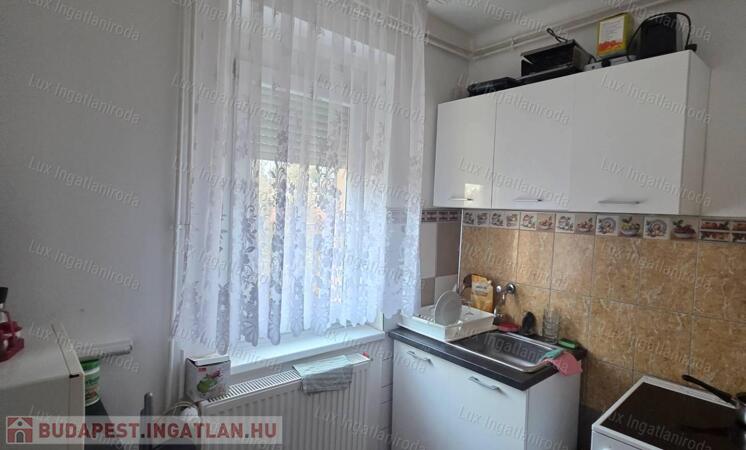 Oroszlány kedvelt környékén eladó 1 szobás, 2. emeleti erkélyes lakás!                                 