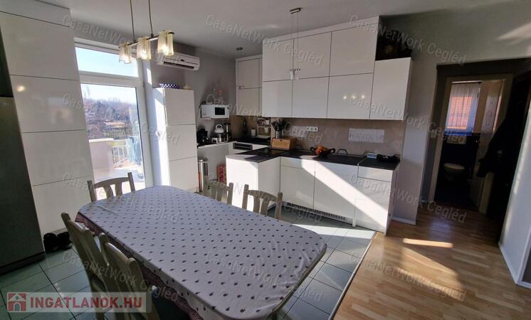 Szép állapotú családi ház eladó Cegléden!