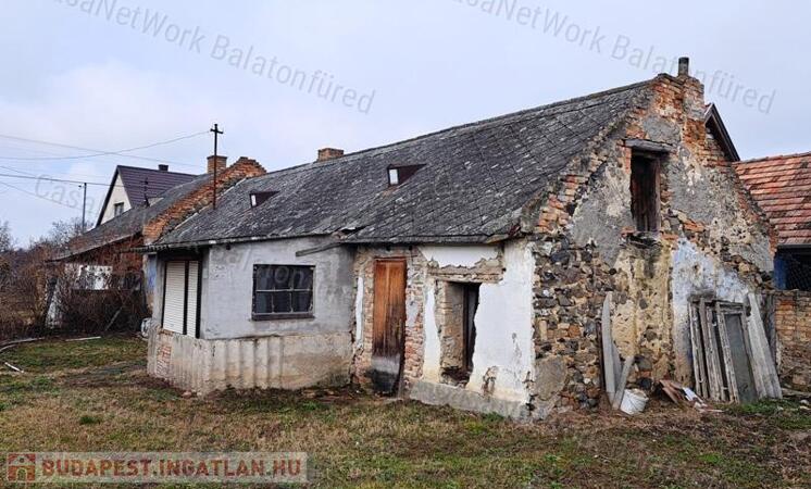 Eladó BELTERÜLETI TELEK épülettel NEMESGULÁCSON!                                 