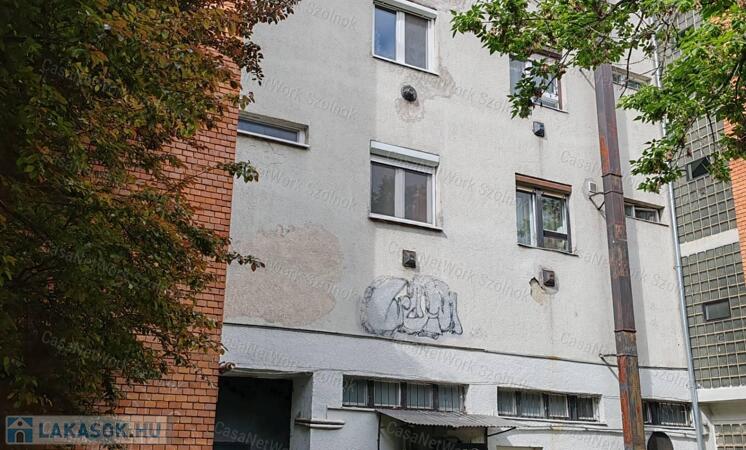 Eladó 1.emeleti felújított lakás Szolnok abszolút belvárosában!                                 