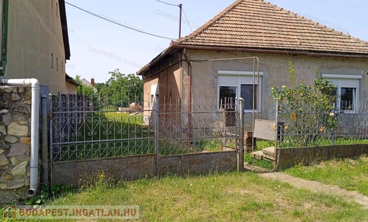 Eladó Szajolban felújítás alatt lévő családi ház.                                 