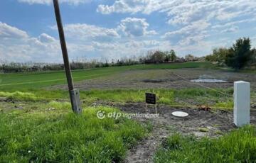 Eladó telek/földterület