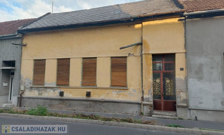 ELADÓ SZOLNOKON 120 m2 NAGYPOLGÁRI HÁZ                                 