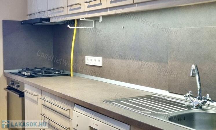 Cegléden felújított, 2. emeleti téglalakás eladó!                                 