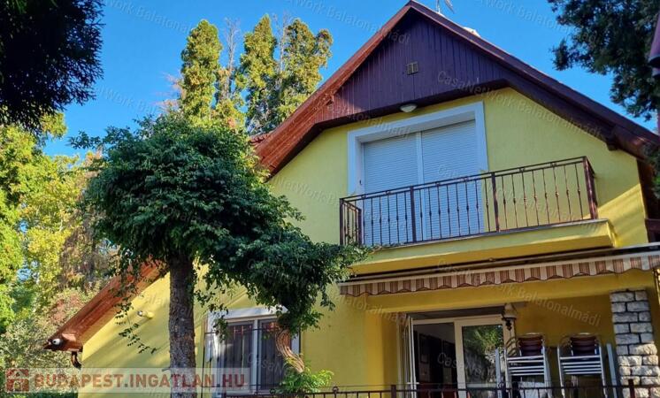Strandközeli, felújított, összközműves nyaraló eladó Balatonakarattyán!                                 