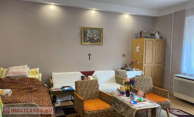 Szolnokon a belvárosban 1 szobás lakás eladó!!