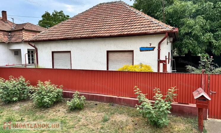 Jászszentandrás központjában 95 nm-es, 3 szobás családi ház eladó!