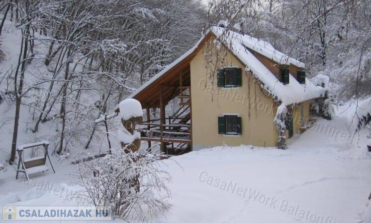 Ősfás birtok saját patakkal az erdő, a Nemzeti Park közepén                                 