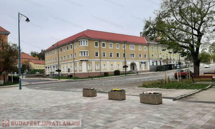 ELADÓ első emeleti irodahelyiség Várpalota központjában!                                 