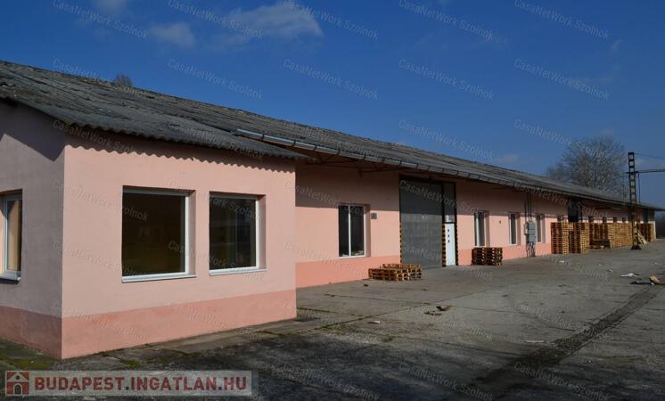 Kocséron eladó egy 1100+750 nm-es ipari ingatlan, telek: 15000 nm                                 