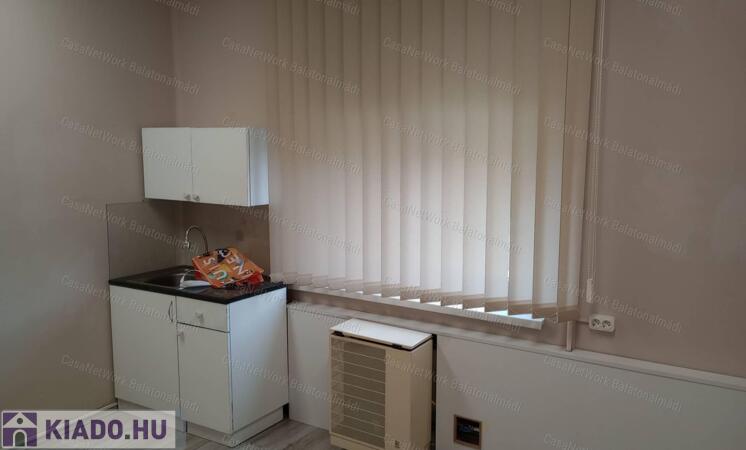 Balatonkenese központjában üzlethelyiség kiadó                                 