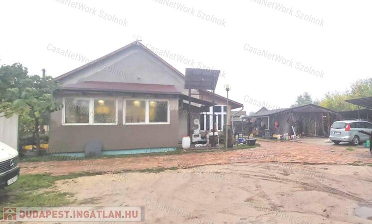 Tiszaföldváron felújított családi ház eladó !                                 