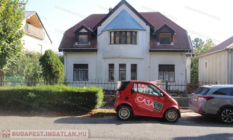 Keszthely belvárosi, kétszintes, kétgenerációs családi ház                                 