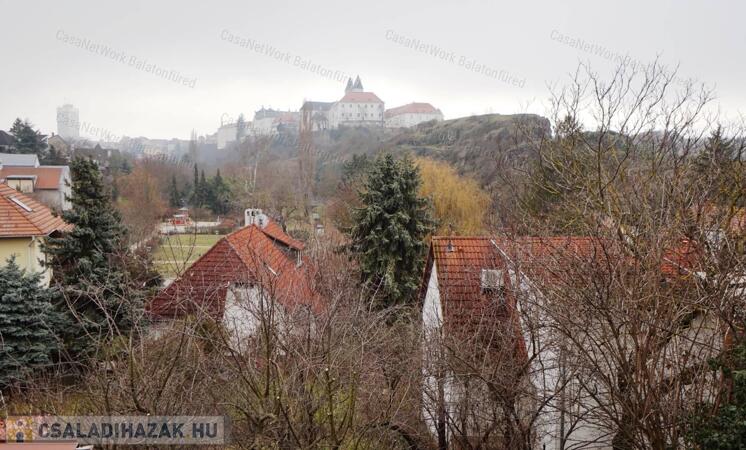Elvehetetlen várpanoráma  - Eladó családi ház Veszprémben                                 