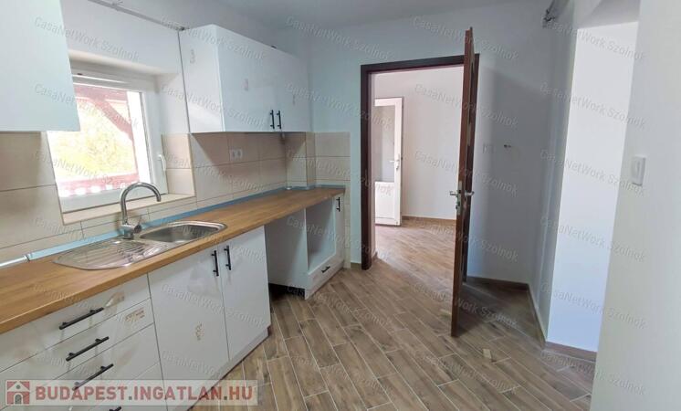 Kiadó 3 szobás családi házrész Cserkeszőlőn                                 
