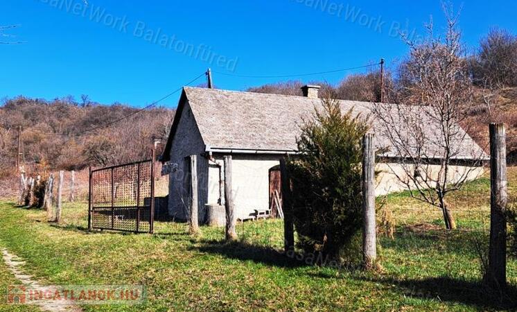 Természet közeli lehetőség -eladó GAZDASÁGI ÉPÜLET BALATONCSICSÓN