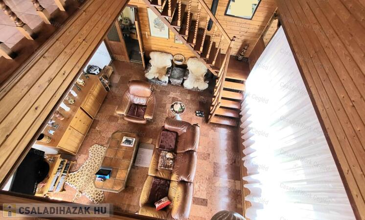 Újszász központjában kiváló helyen remek családi ház eladó!                                 