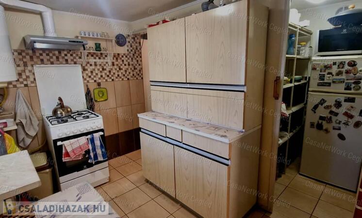 Kétlakrészes családi ház eladó Cegléden!                                 