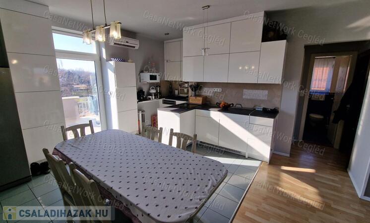 Szép állapotú családi ház eladó Cegléden!                                 