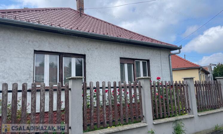 Szolnokon családi ház eladó!                                 