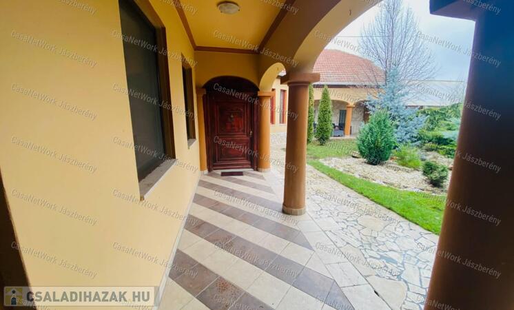 Jászberény központjában eladó, egy 275 nm-es családi ház!                                 