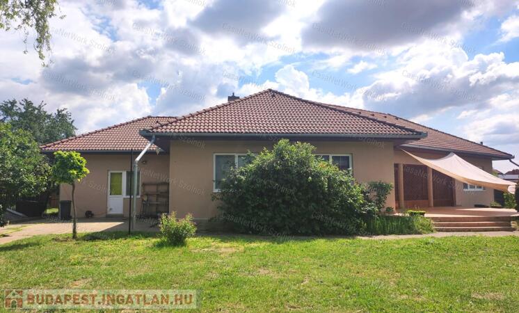 Eladó szép állapotú, 4 hálószobás családi ház Szandaszőlősön                                 