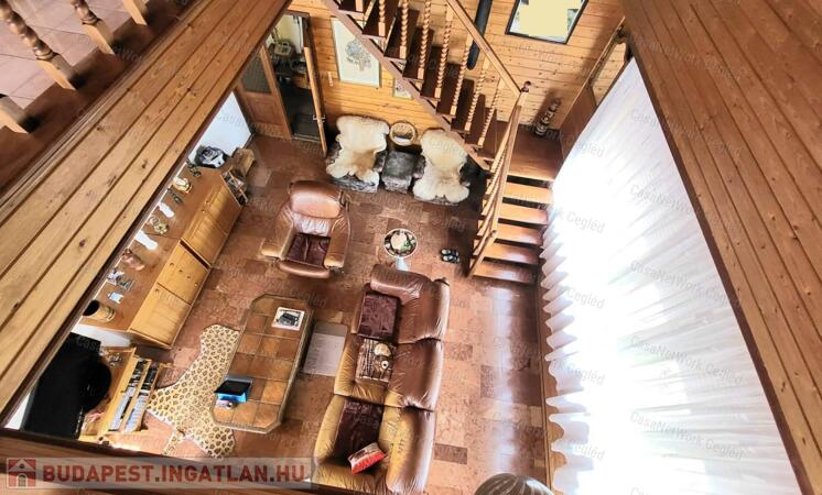 Újszász központjában kiváló helyen remek családi ház eladó!                                 