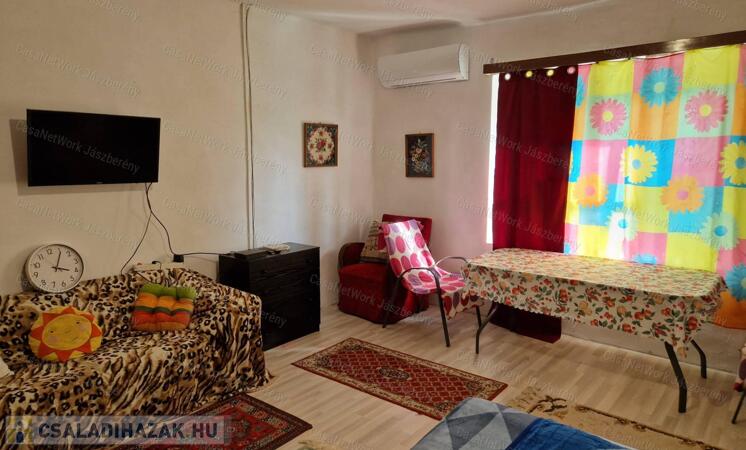 Jászkíséren 352 nm-es telken, 56 nm-es, 2 szobás családi ház eladó                                 