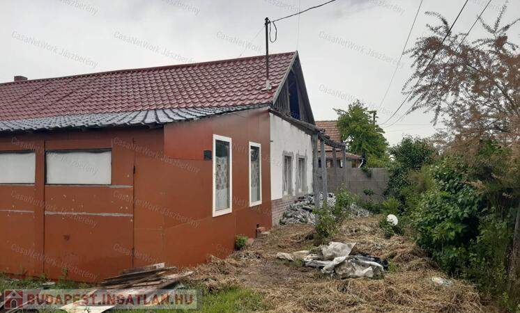Tarnaszentmiklóson erősen felújítandó, 2 szobás családi ház eladó                                 