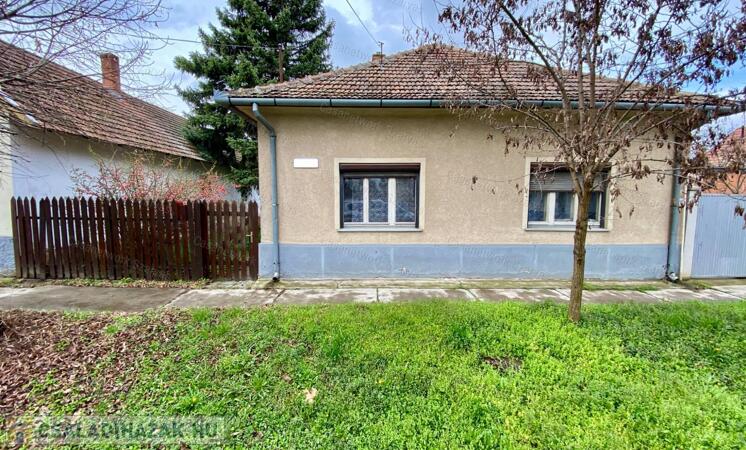 Szarvason, Holt-Köröstől mindössze 1 km-re 2 szobás családi ház eladó                                 