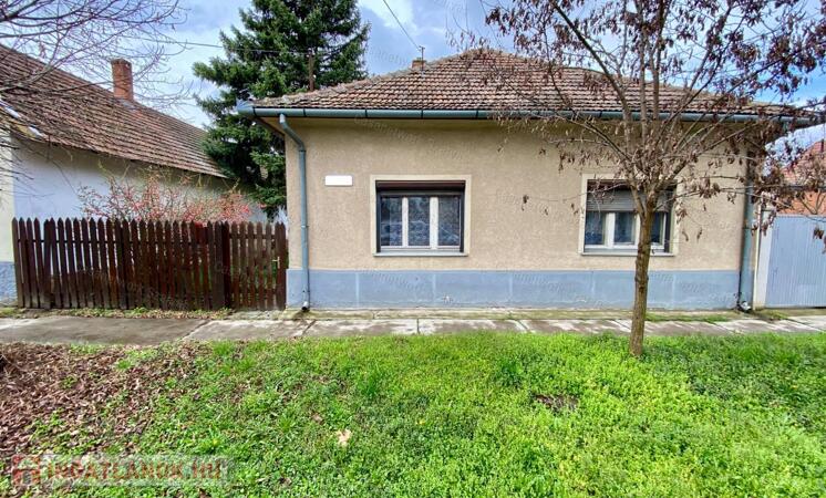 Szarvason, Holt-Köröstől mindössze 1 km-re 2 szobás családi ház eladó