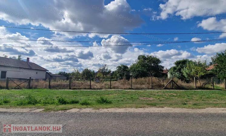 Eladó belterületi építési telek Törtelen, főút mellett – 571 m²