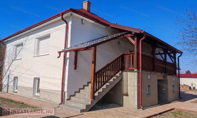 Eladó többgenerációs családi ház Cserkeszőlő központjában