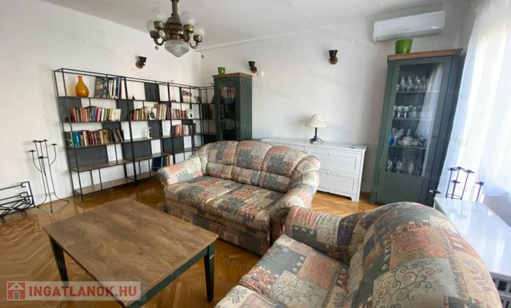 Szolnokon a Kossuth téren felújított 2 szobás lakás eladó!