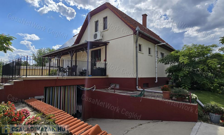 Kétszintes családi ház nagy telekkel eladó Cegléden!                                 