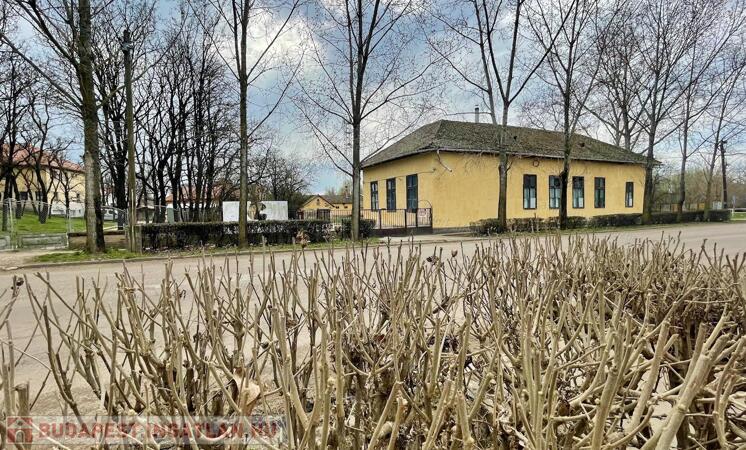 Eladó Kunhegyes központjában 340 nm-es épület fejlesztési potenciállal                                 