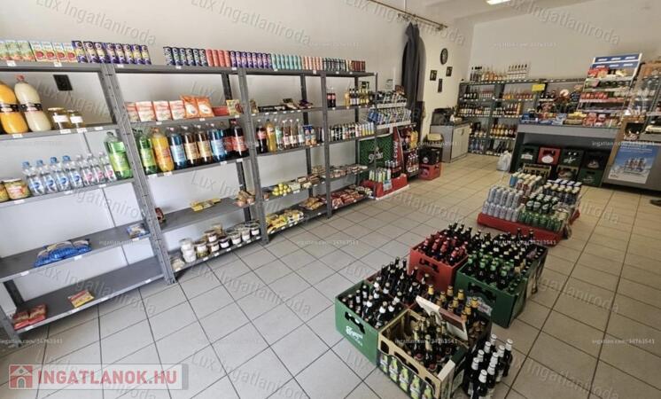Tata belterületén utcafronti üzlethelyiség eladó
