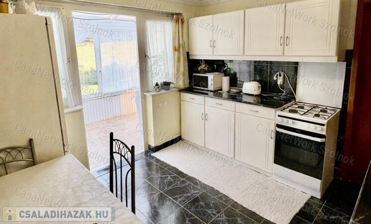 Újszász központjában eladó családi ház!                                 