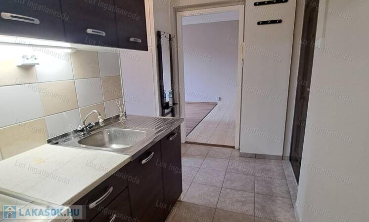 Kiadó igényes, 35 m²-es lakás Oroszlány központi részén!                                 