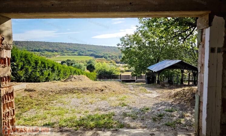 Tájpanorámás zártkert gazdasági épületekkel eladó Felsőörsön                                 