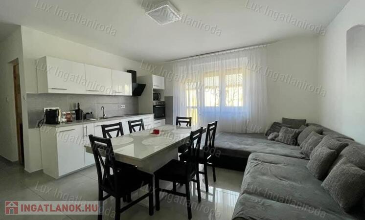 Erkélyes, első emeleti felújított lakás Oroszlányon eladó