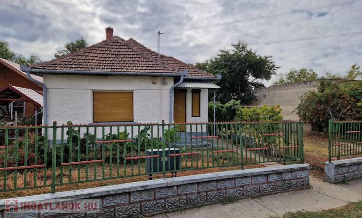 Tarnaörsön 61 nm-es, 2 szobás, vályog építésű családi ház eladó!