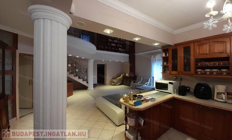 Nagyméretű belvárosi családi ház eladó Szolnokon!                                 