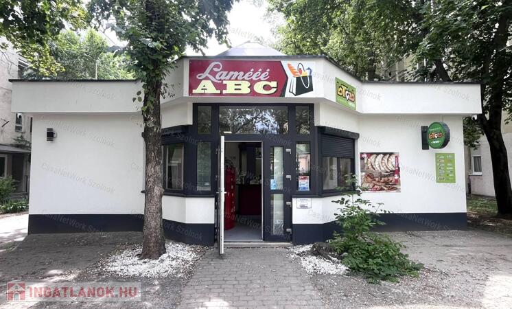 Eladó felújított üzlethelyiség Szolnokon, a Tallinn városrészben