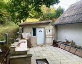 Csendes, természetközeli -eladó GAZDASÁGI ÉPÜLET PÉCSELYEN