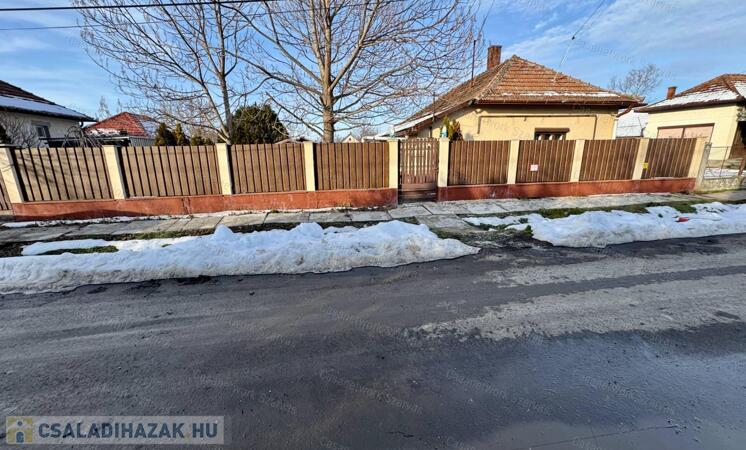 Kertvárosban, vízparttól 100 méterre Gyomaendrődön családi ház eladó                                 