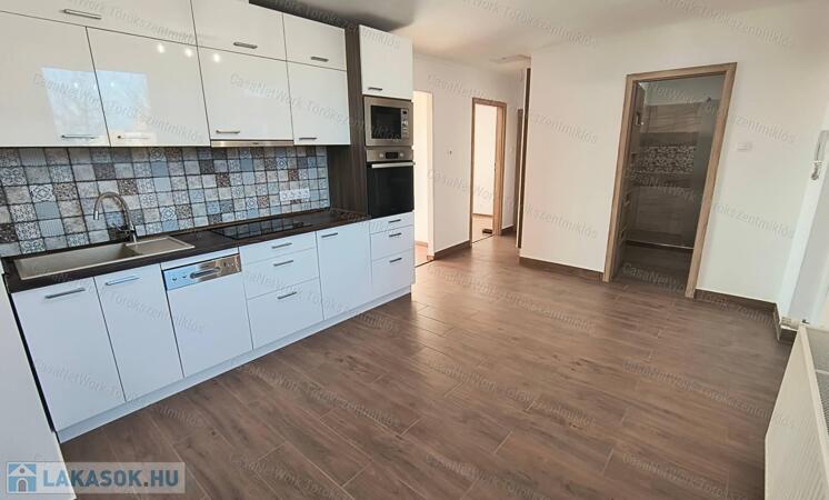Eladó felújított lakás Törökszentmiklós központjában!                                 