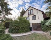 Eladó nyaraló balatoni panorámával, intim kerttel Balatonalmádiban!