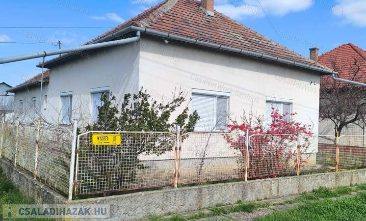 Eladó Tiszaföldvár kedvelt részén egy nagy családi ház kis portával                                 